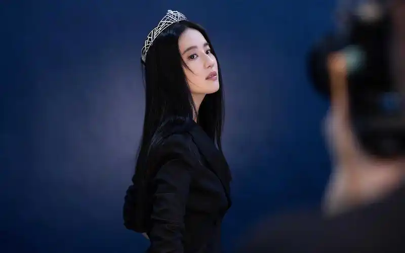 刘亦菲薄纱礼裙性感高清桌面壁纸