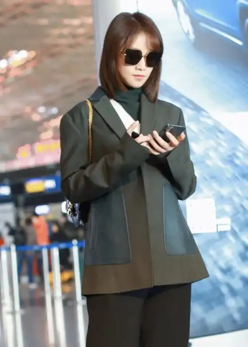 蓝盈莹分手后现身机场 穿绿色小西装又美又飒御姐范