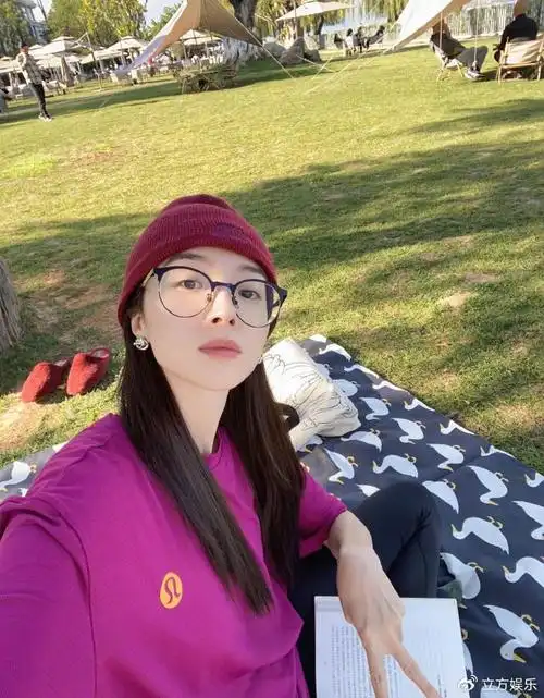 胡冰卿穿火龙果色t恤显雪白肌肤 戴黑框眼镜气质好__财经头条