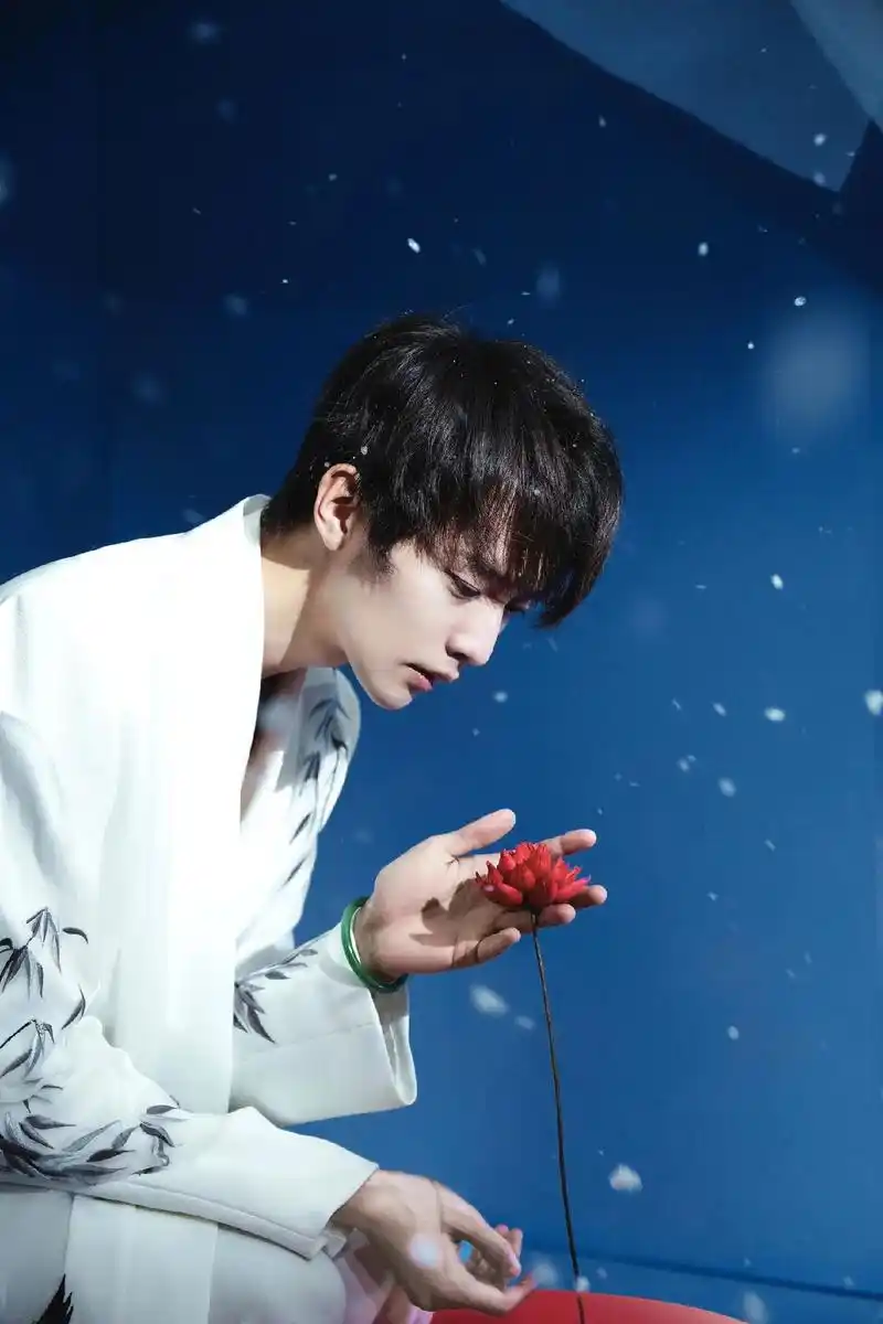 宇宙之间 方寸之上 我们拥抱繁花.古风歌手妖扬用歌声织就胜境 - 抖音