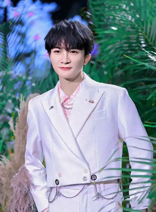 周深vb:玫瑰少年在我心里_ - 高清图片,堆糖,美图壁纸兴趣社区