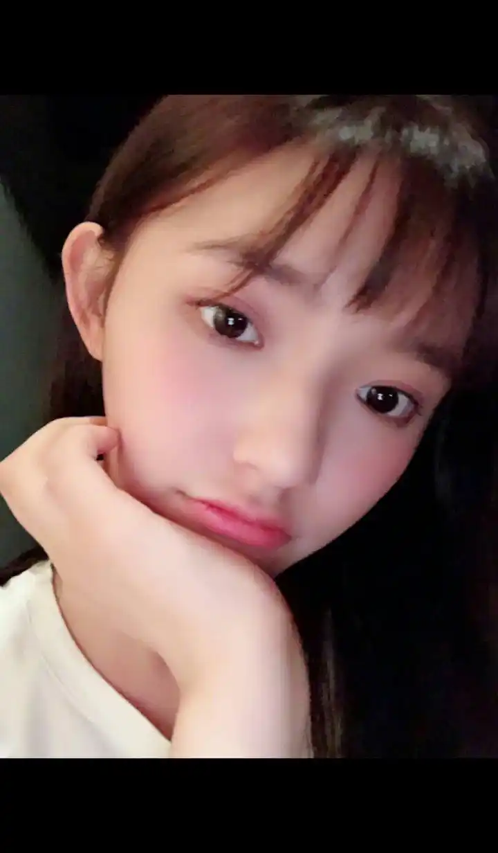 最近林允发布一组空气刘海的照片,太美了