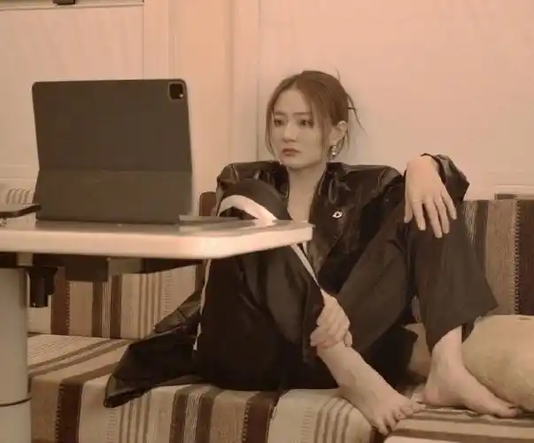 徐璐 大长腿美jio 光jio丫#颜值##随手拍##街拍#女明星的高跟鞋超话