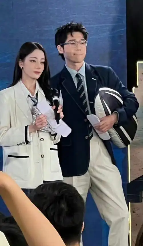 谁见了迪丽热巴能不喊一声老公啊    #被迪丽热巴帅到简直易如反掌