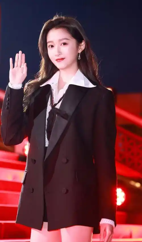 关晓彤:唯美迷人写真,这颜值太美了,春风十里不及你的美!_时尚