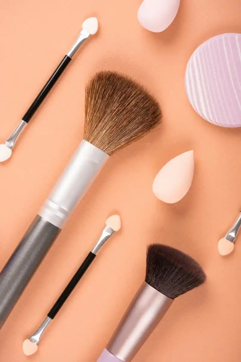 除了基础的化妆品以外,化妆工具也是必不可少的.