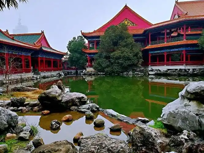 湖南长沙普通酒楼餐厅金碧辉煌堪比迷你故宫价格亲民成网红