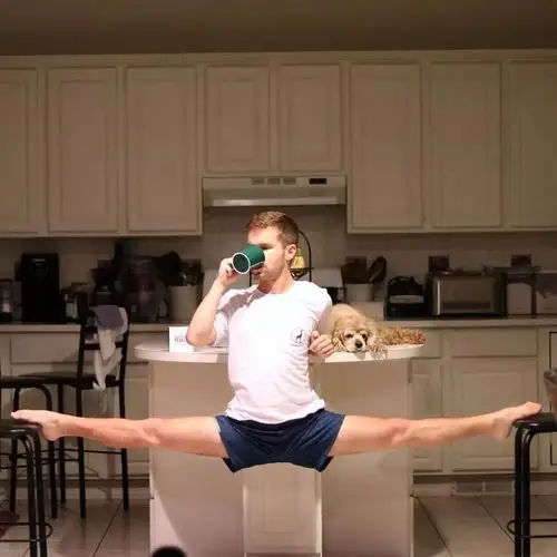 他在ins上晒劈腿瑜伽照圈粉无数背后的努力却让人佩服