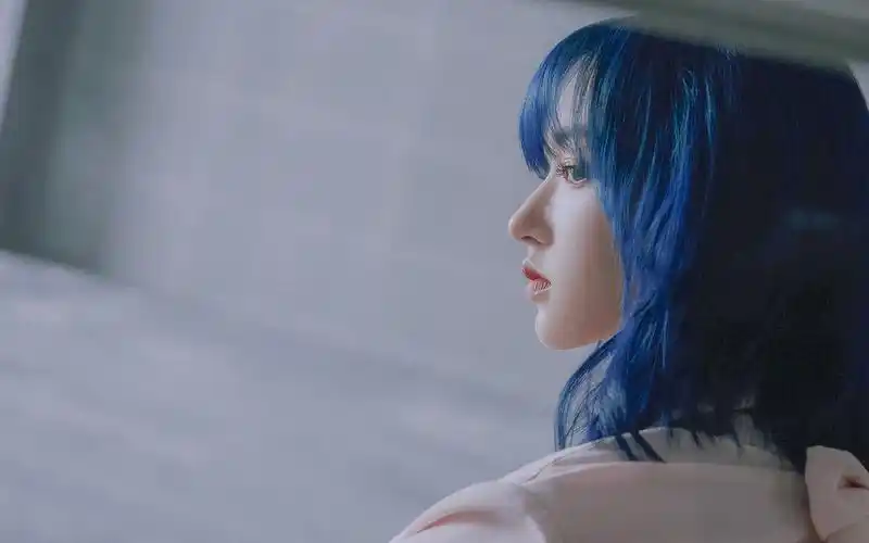 程潇粉色西装甜酷高清桌面壁纸