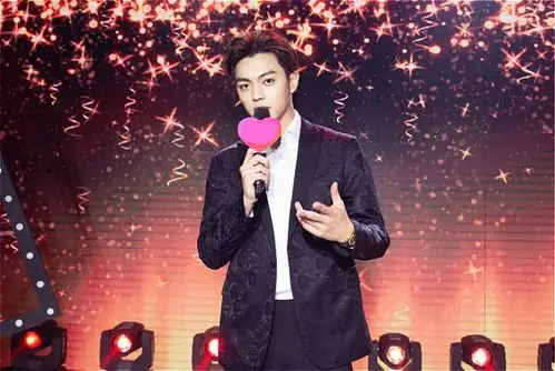 原创许凯在生日会上唱歌跑调还对粉丝公主抱