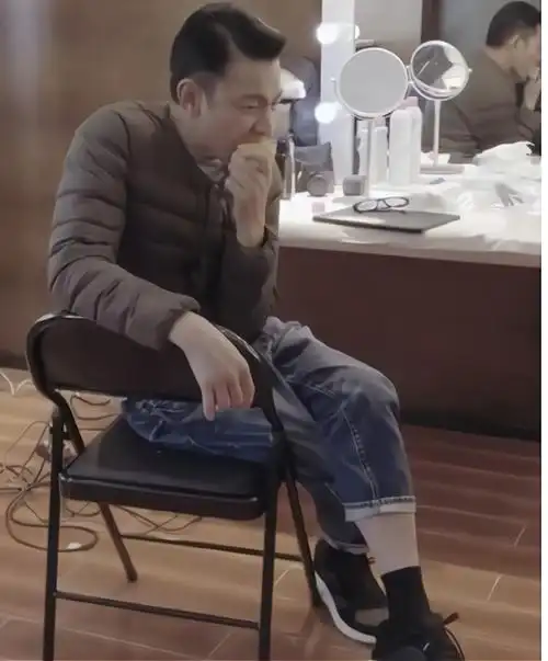 刘德华啃玉米当午饭,穿200元棉衣,60岁仍勤俭节约