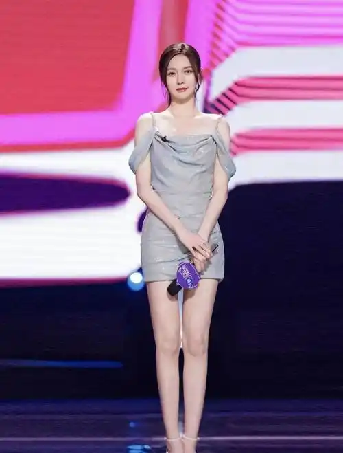 沈梦辰的身高算是女生中比较高挑的,腿型也非常修长纤细,一身短款的