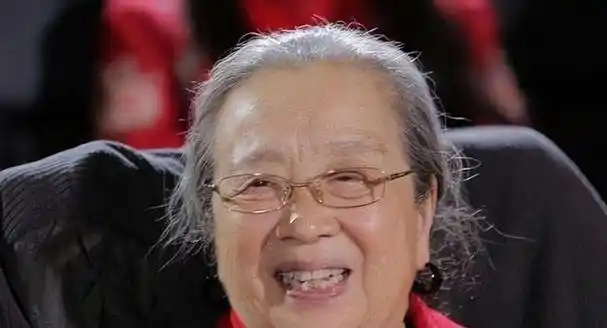 被丢烂菜叶和臭鸡蛋?"容嬷嬷"扮演者李明启:我从不后悔!