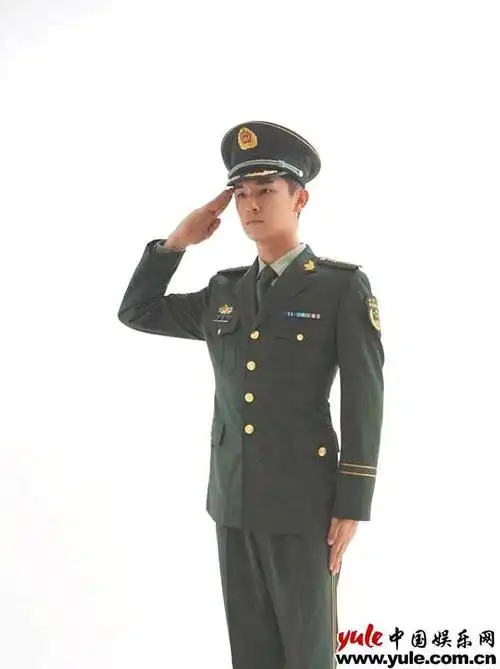 杨旭文迷彩军装照片曝光飒爽英姿彰显爱国情
