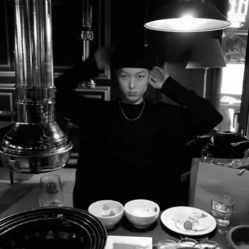 26日下午,张基龙在自己的instagram上传了"虽然晚了,但圣诞快乐"的