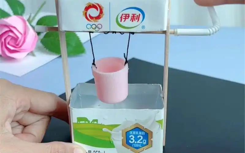 喝完的牛奶盒不要扔掉,变废为宝做成可以打水的小水井,太好玩啦,小