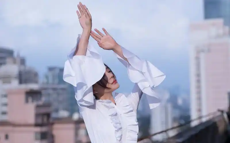 袁姗姗白裙优雅性感桌面壁纸