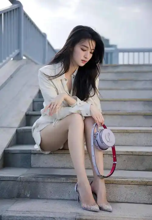 热搜上的王楚然,黑料缠身,被扒得底裤都没了_杨洋_顶流_求锤