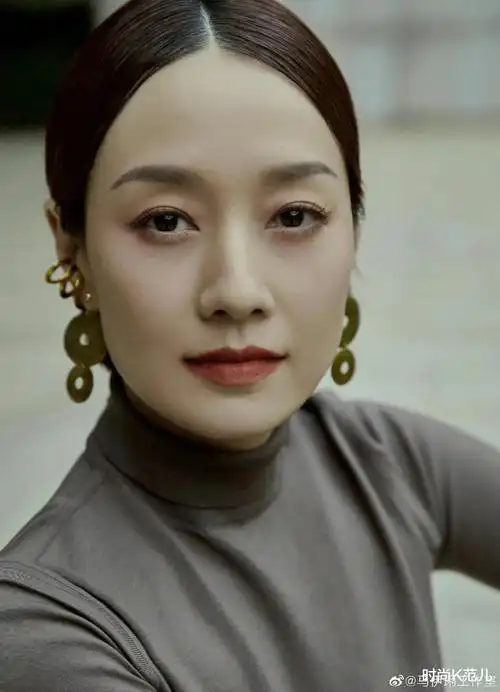 傅菁 马伊琍终于换发型,中分短发搭灰色套装,美得不一样了!