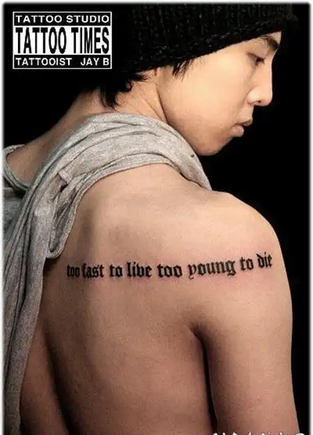 时尚权志龙英文胸部边上的花朵英文纹身图片tag标签:胸部英文