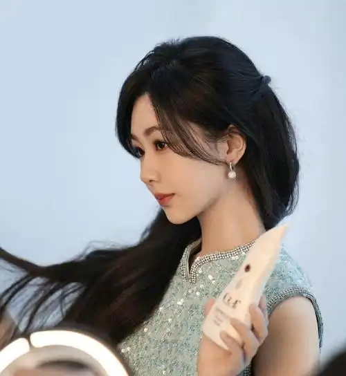 杨紫戴假发拍洗发水广告,被质疑虚假宣传,网友热议不断!