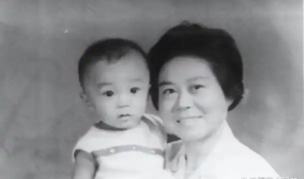 大家都知道汪涵吧,他其实是个湖南娃,但小时候一直在苏州长大.