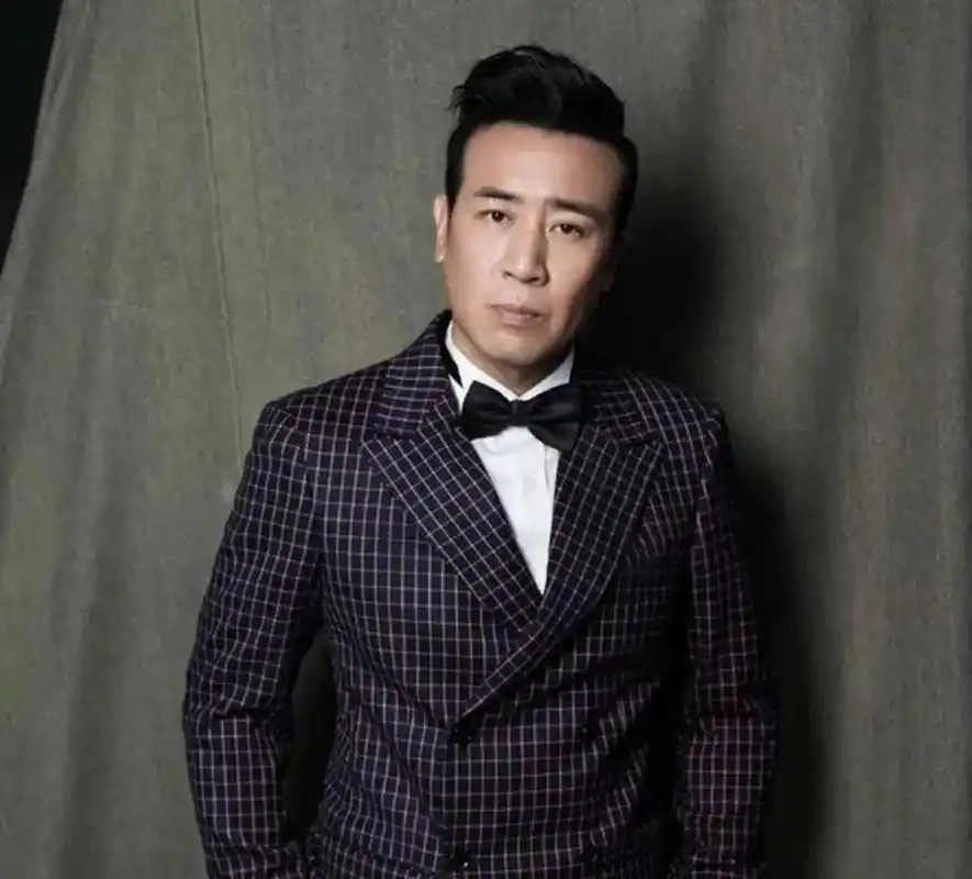 于和伟大姐得肺癌去世,在大姐的葬礼上,于和伟没有掉一滴眼泪,人们