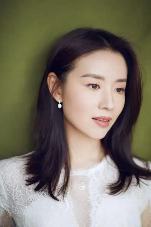 董洁,一袭白色蕾丝连衣裙,像百合花般纯洁,女神气质难掩|裙摆|裙子|v