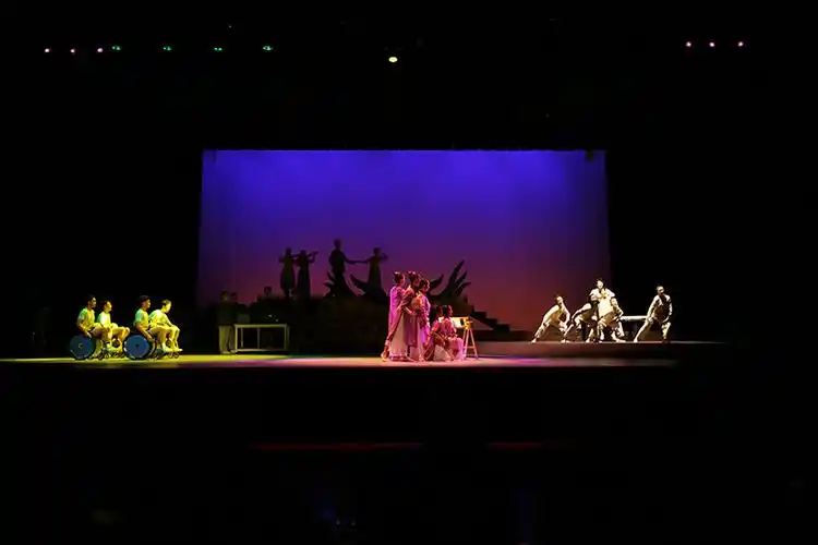 音乐情景剧《幸福之光》 供图 成都市残联活动最后,现场人员共同观看