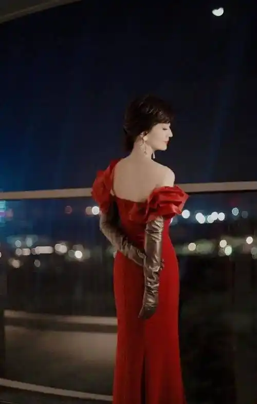 舞台上的赵雅芝一袭红裙,优雅端庄,抹胸的设计大秀性感直角肩,凹陷的
