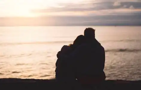 两个浪漫的人拥抱看风景傍晚海景潮人一起享受日落旅游度假放松照片