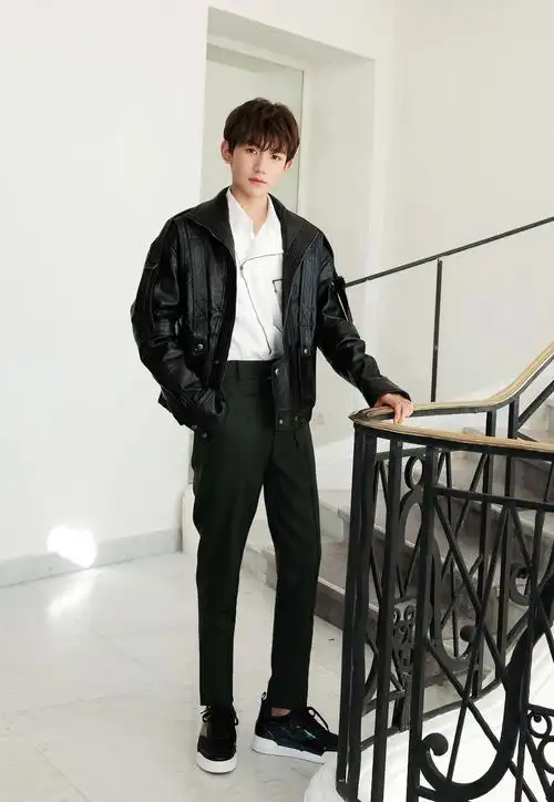 王源亮相戛纳红毯黑色西装气质卓然