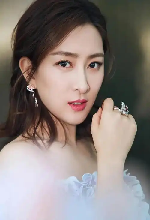 马苏身姿卓越清新淡雅楚楚动人