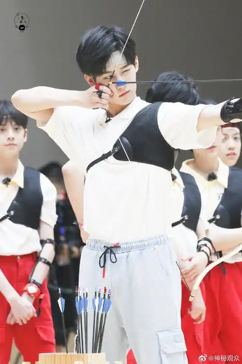 见过射箭最帅的人#张真源家族运动会射箭,戴着发带就像日漫少年野般