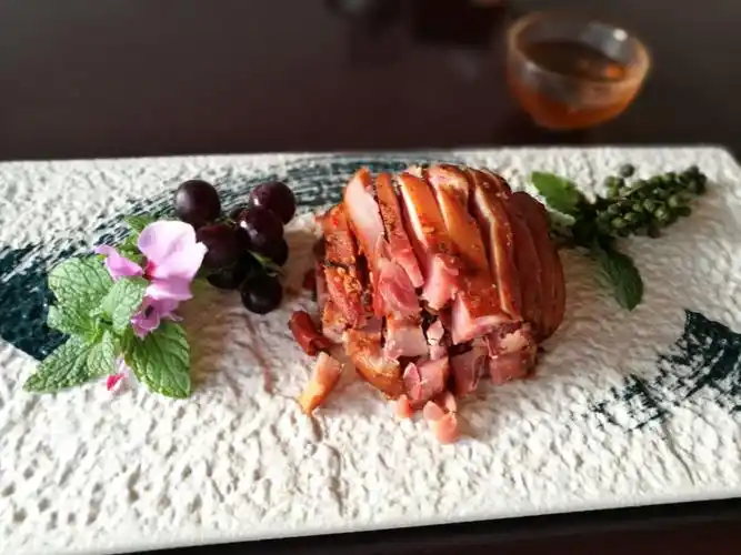 1000/桌8人餐,客人订餐时要求不要海鲜不吃内脏,菜品精致.