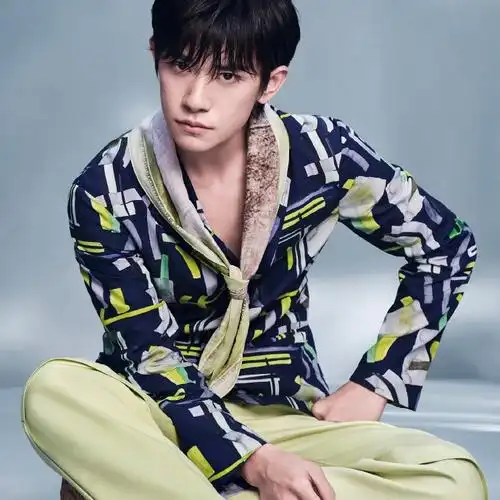 易烊千玺墨色摩登大片##emporio armani全球代言人易烊千玺