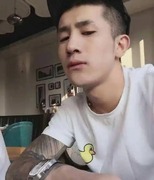 白小白情歌告白深情下跪娜美感动不已网友前几天还说避嫌