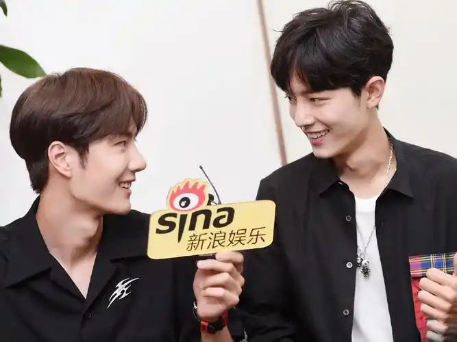 肖战王一博高清对视图来啦同是黑色衬衫穿搭风格差距这么大