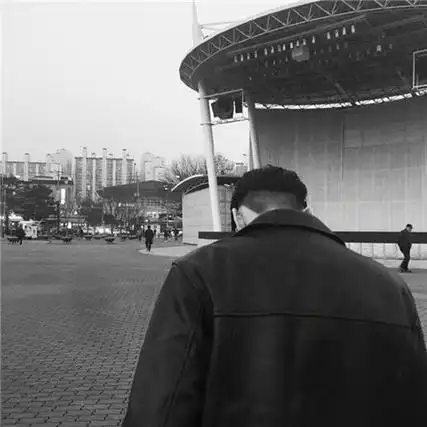 帅气有个性的男生聊天背景图2022 没什么可在意的开心就好-个性图片