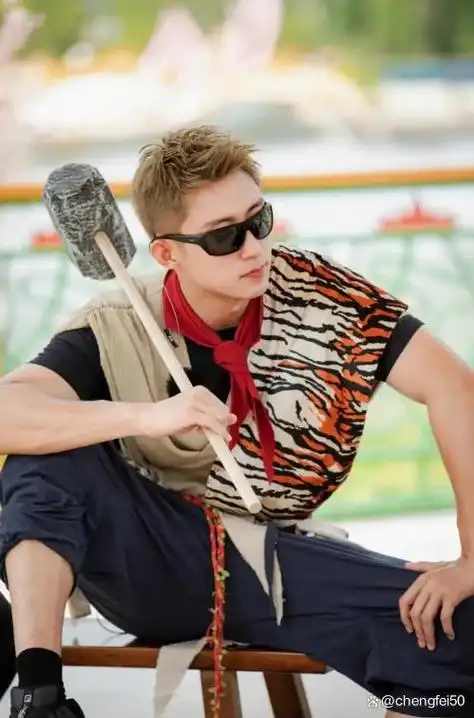 有一种变化叫黄景瑜换衣服穿上黑皮衣后立马就变霸道总裁