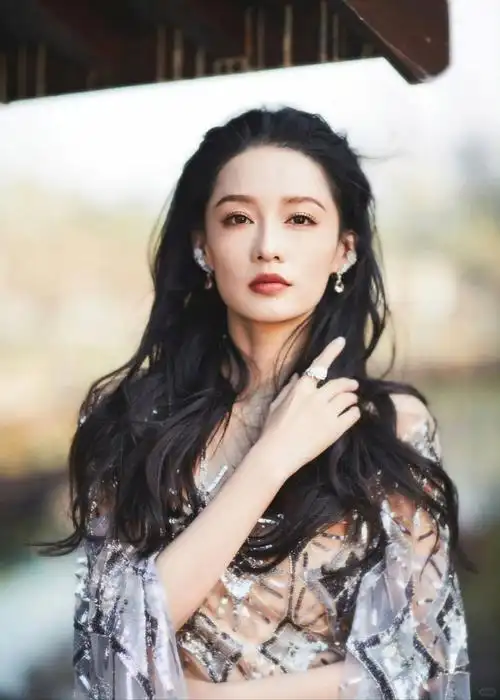 李沁在gq的造型简直让人眼前一亮,仿佛是复古公主走进了现实.