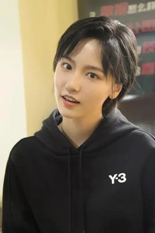 短发造型的"诸葛大力"成果,大长腿超吸睛,身材有料充满女人味