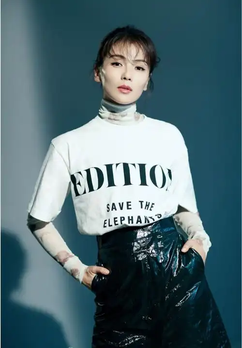 刘涛穿牛仔外套配绿色工装裤,时尚造型现机场,手拎车轮包成亮点