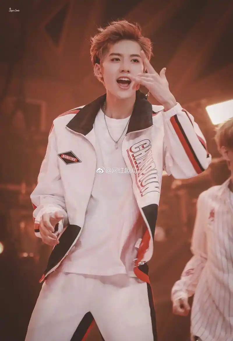 邓超元算是高配版蔡徐坤吧?