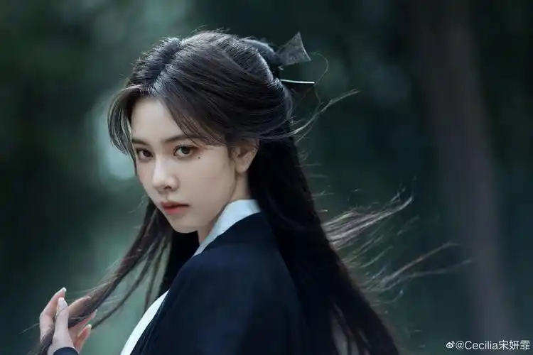 宋妍霏古装大片来啦! 黑衣执伞,又清冷又酷飒的侠女来啦!