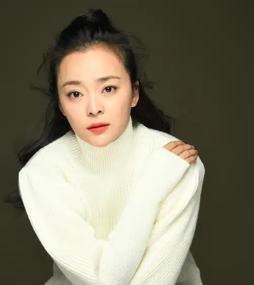 演员王嘉白衣写真极简搭配纯净美好