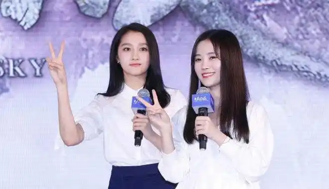 关晓彤21岁鞠婧祎24岁两人同台时画面亮了没对比就没伤害