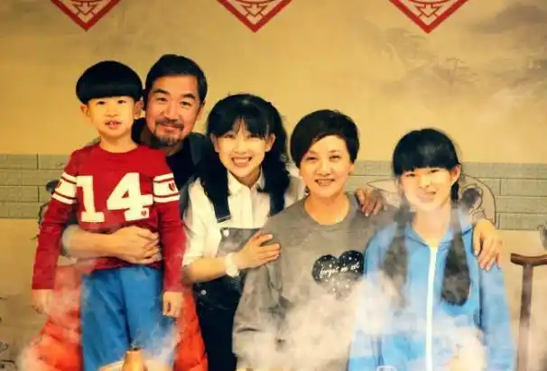 张国立怀里抱着的就是邓婕收养的干儿子,旁边是干女儿为了张国立,她