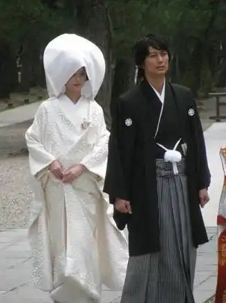 沢尻エリカ的刺绣 红边 西式发型白无垢白無垢(しろむく)是结婚时的