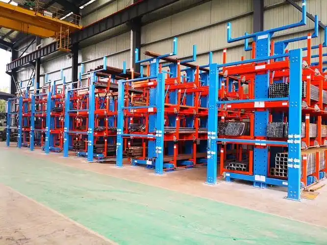 悬臂货架厂家概述伸缩式悬臂货架和普通悬臂货架的差异